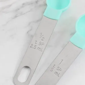 Set di misurini in acciaio inossidabile con manici in silicone per cucina e pasticceria professionale.