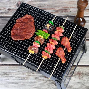 Grill de barbecue pliable portable pour camping en extérieur, poêle à charbon noir compact.