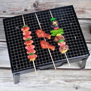 Vue de détail d'un barbecue au charbon pliable, mini grill noir compact pour camping.
