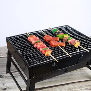 Détail du barbecue au charbon pliable, grille métallique robuste pour le camping.