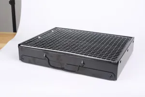 Barbecue au charbon pliable portable, grill de camping extérieur noir compact pour cuisine.
