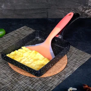 Hittebestendige siliconen spatel voor anti-aanbak tamagoyaki koekenpan keuken tool.
