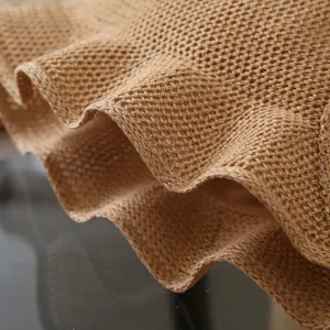 Nahaufnahme des Details der atmungsaktiven gewebten Mesh-Sonnenhutkrempe, feine Textur.