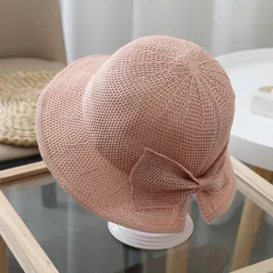 Atmungsaktiver rosa Mesh-Sonnenhut für Kinder mit süßer Schleife und breiter Krempe.