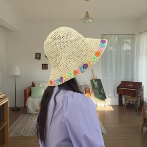 Cappello da sole in paglia da donna con fiori all'uncinetto colorati per viaggi estivi.