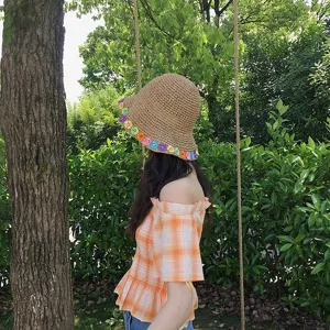 Cappello da spiaggia da donna con fiori colorati e tesa larga per protezione solare estiva