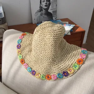 Cappello di paglia fatto a mano con fiori all'uncinetto per donna, ideale per sole estivo e mare.