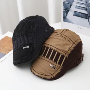 Detaillierte Nahaufnahme von stilvollen Retro-Schiebermützen in Schwarz und Braun.