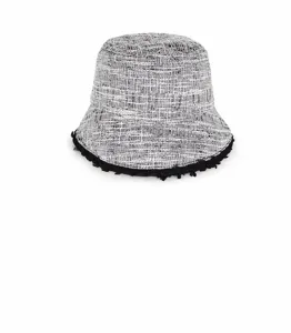 Vista dettagliata del cappello da pescatore in tweed bianco e nero con bordo sfrangiato.