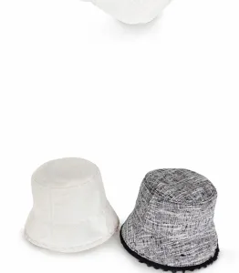 Vista dettagliata di cappelli da pescatore alla moda in tweed bianco e nero, estivi traspiranti.