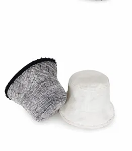 Primo piano di eleganti cappelli da donna in tweed e bianchi per look casual quotidiani.