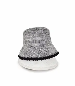 Primo piano del cappello da pescatore in tweed nero e bianco con bordo sfrangiato.