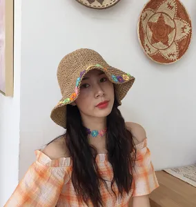 Cappello di paglia da donna con fiori colorati all'uncinetto, cappello da sole estivo pieghevole.