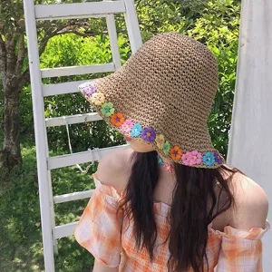 Cappello di paglia estivo da donna con fiori colorati sul bordo, perfetta protezione solare per viaggi.