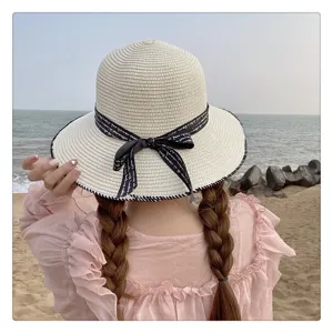 Sombrero de paja elegante con cinta negra, gorro de sol ideal para la playa en verano.