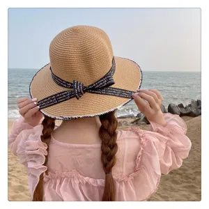 Elegante sombrero de paja para mujer, ideal para vacaciones en la playa y protección.