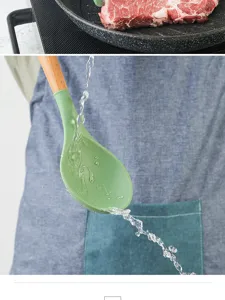 Siliconen soeplepel met houten handvat, hittebestendig groen keukenhulpje om te koken en te bakken.