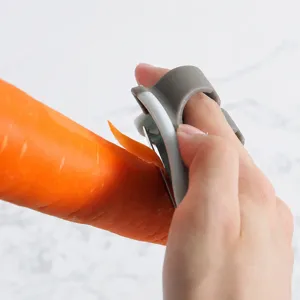 Pelador de verduras ergonómico para los dedos con hoja de acero inoxidable para cocina.