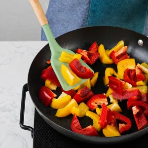 Siliconen spatel met houten handvat om te koken, hittebestendig keukenhulpje voor in de pan.