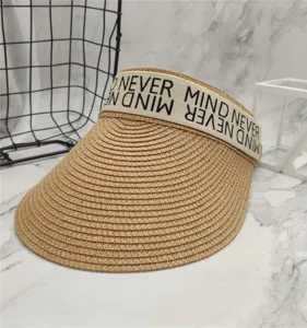 Detailansicht des Stroh-Sonnentrends mit Buchstabenband, Sommer Strandhut fuer Damen Schutz.
