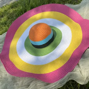 Detailopname van een kleurrijke gestreepte strooien hoed met brede rand voor de zomer.