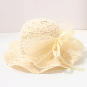 Detailansicht des beige kinder spitzen sonnenhuts mit einer süßen organza schleife.