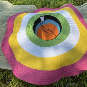 Gestreepte strohoed met brede rand voor dames, kleurrijke zonnehoed voor strandvakantie.