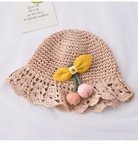 Chapeau de paille crocheté pour enfant, joli décor cerise, bob d'été respirant détail.