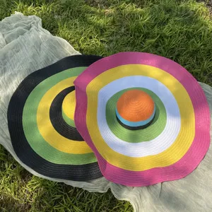 Close-up detail van grote regenboog gestreepte stro zonnenhoed voor zomerse strand mode.