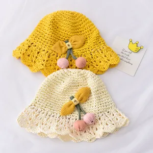 Joli chapeau de soleil bébé été chapeau de pêcheur paille tricoté avec nœud cerise vue principale.