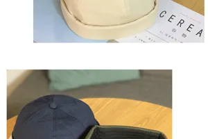 Vista dettaglio cuffia docker in cotone, cappello zuccotto traspirante, stile streetwear.