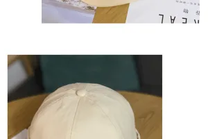 Dettaglio cappello docker in cotone beige, berretto marinaio tendenza stile streetwear.