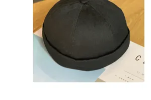 Vista dettagliata della berretta docker nera in cotone, cappello melon classico stile urbano.