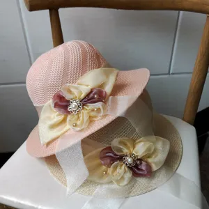 Cappello da sole in paglia estivo da donna con fiore in organza perla nastro pieghevole.