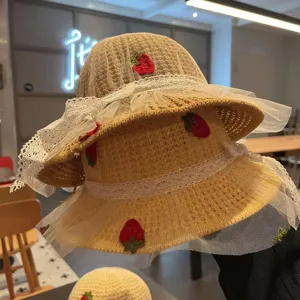 Süßer Kleinkind Mädchen Strohhut mit süßer Spitzennetz und Erdbeerstickerei für Sommer.