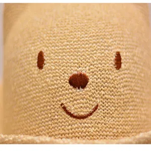 Detailansicht des Babysommerstrohhuts mit süßem Bärchenstickerei und atmungsaktivem Design.