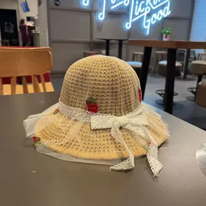 Süßer Kinder Sommer Sonnenhut mit hübscher Erdbeer Stickerei und toller weißer Schleife.