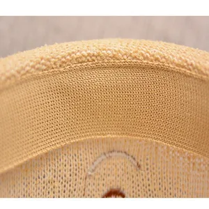 Nahaufnahme Detail Sommer Baby Sonnenhut atmungsaktiv gewebte Strohhut Textur.
