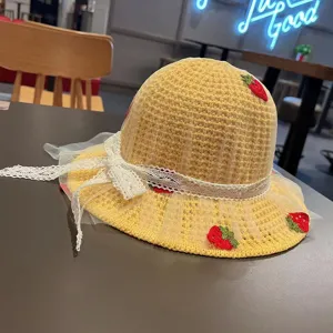 Kinder gelber Strohhut mit Erdbeer-Bestickung Spitze Netztuch Sommer Sonnenhut Detail.