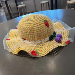 Niedlicher Babymädchen-Strohhut mit Tüllnetz und handgemachten Häkelerdbeeren für den Sonnenschutz