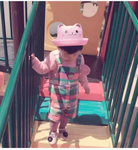 Detailansicht rosafarbene Katzenohren Sonnenstrohhut für Babys, süße Sommerkappe Kinder.