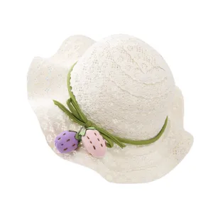 Süßer Spitzen-Sonnenhut für Babymädchen mit grünem Band und Beeren-Anhängern für Strand.