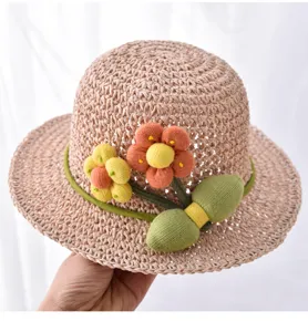 Niedliche handgemachte Stoffblumen Detail am Sommerstrohhut für Babys, feine Webtextur.