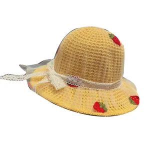 Kinder Sonnenhut aus Stroh mit süßer Erdbeerstickerei, weißer Schleife und breiter Krempe.