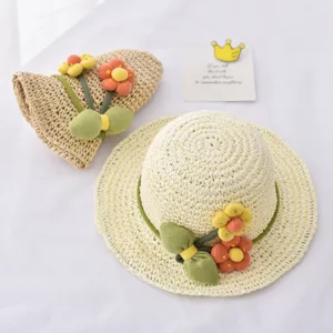 Süßer Kinder Strohhut mit geflochtenem Design, handgemachte Strickblumen, perfekt für Sommer.