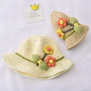 Süßer Kinder Strohhut Sommer Sonnenschutz Eimerhut mit Blumen Dekor für Jungen und Mädchen.