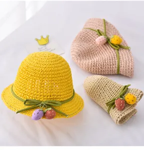 Süßer Babystrohhut mit hübscher Fruchtdeko und atmungsaktivem Design für warme Sommertage.