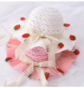 Vista di dettaglio del cappello da sole estivo per bambini, cappello di paglia con fragole.