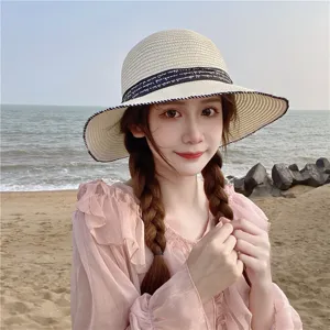 Sombrero de paja de verano para mujer, sombrero de playa de ala ancha con cinta negra.
