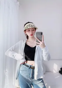 Cow print visor hat for women, summer outdoor sun protection empty top straw hat fashion.
